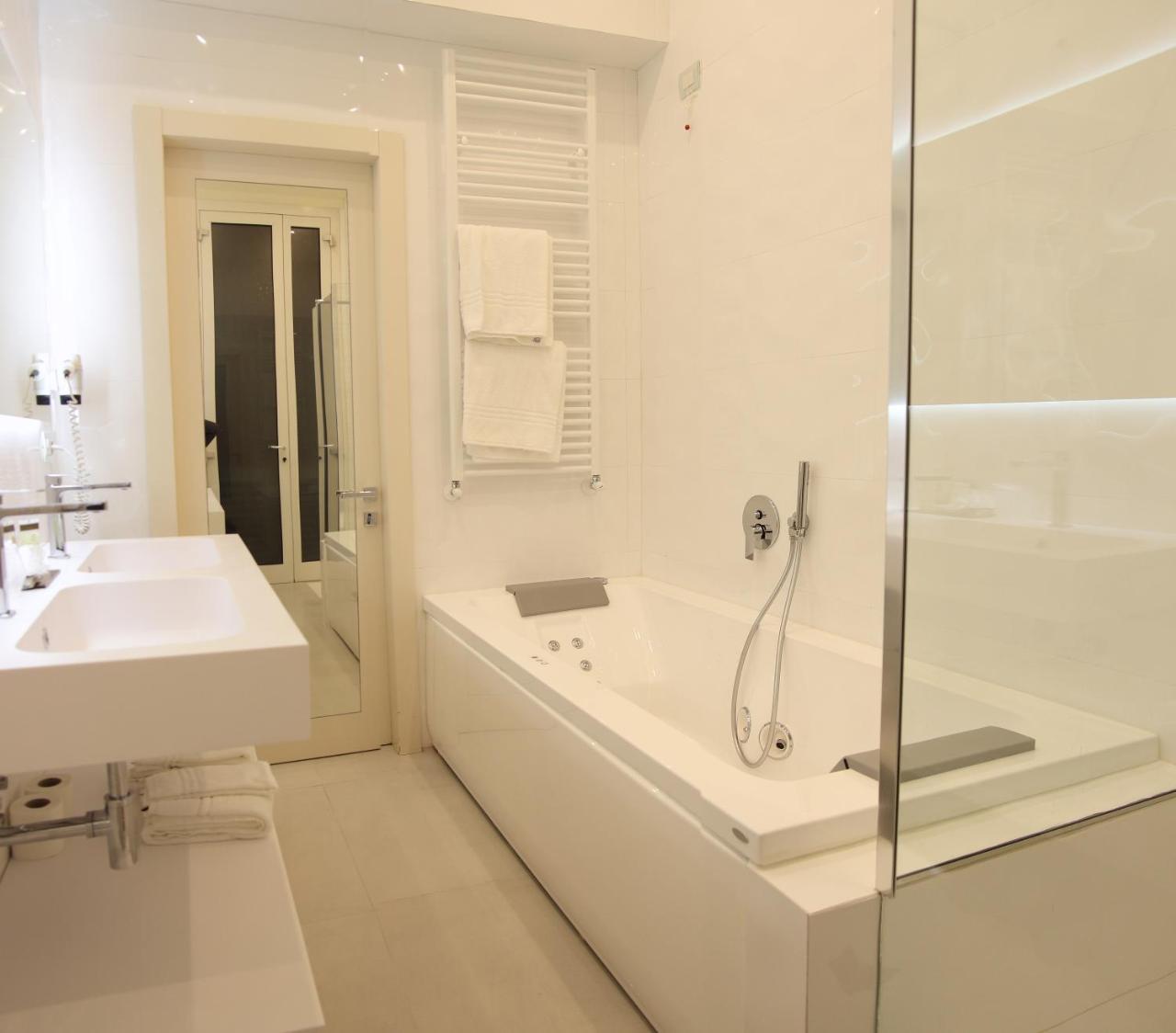 Junior Suite Spa Bath,685662660:JPEG